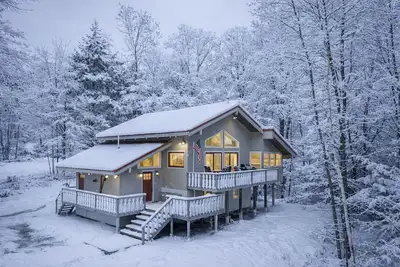 Image de High Pines Chalet | Hot tub, Minutes to Attitash