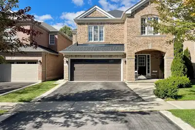 Image de Modern Cozy Basement Apartment with parking. 5 min to 401/Go Station