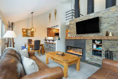 Image de New! Mountain-View Retreat in East Vail | Bright, Updated with Fireplace | 4br • 3ba  | Pitkin Creek
