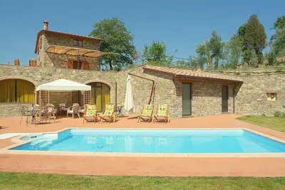 Image de Villa Eracle: A bright and elegant three-story villa surrounded by vineyards and olive groves.