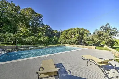 Image de Villa Pascal C: A characteristic and welcoming apartment that is part of a villa surrounded by meadows and by green hills, with Free Wi-Fi.