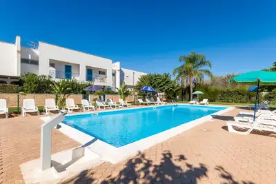 Image de Maison de vacances 'Via Duccio Da Boninsegna' avec piscine commune, terrasse et Wi-Fi