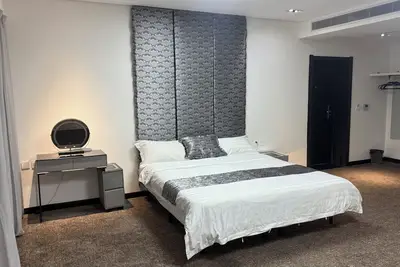 Image de Executive 2 bedroom apartment-king size bed in the center of city