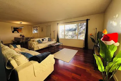 Image de Cozy 4br home - Free Parking - 5 mins to West Edmonton Mall