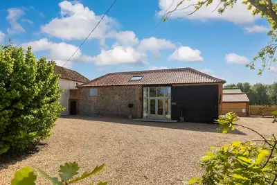 Image de This beautiful Hay Loft conversion makes a luxurious rural holiday home with vaulted ceilings two do