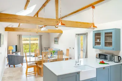 Image de Snipe Meadow Barn is an elegant single storey barn conversion, sensitively restored to provide top q