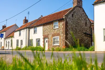 Image de Daisy's Place is a pretty traditional brick and flint two bedroom, two bathroom cottage, with an ult
