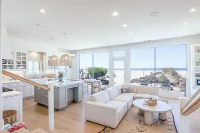 Image de 717 O-Luxury oceanfront beach house in  Silverstrand Beach, Oxnard Ca