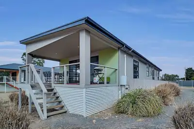 Image de Long Island Retreat: Pelican. The Perfect Riverside Family Getaway.