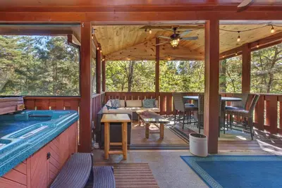 Image de *Cozy 2bd+Loft w/ Hot Tub! Jacuzzis + Fire Pits*