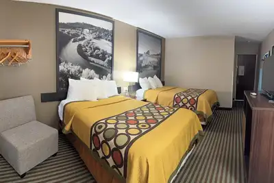 Image de Right off the Interstate, American style Restaurant/Bar Next door & Great Rates!