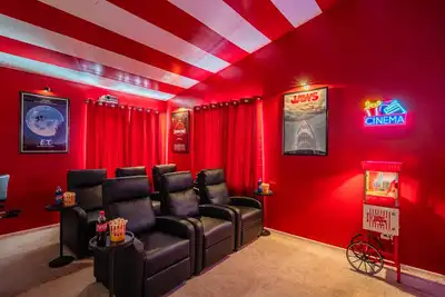 Image de Sleeps 18! Movie Theater, Arcade & King Suites near Stadium