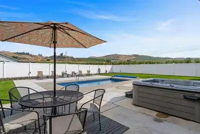 Image de Beautiful Lake Home with Seasonal Private Heated Pool and Hot Tub