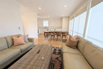 Image de Newly renovated 4 mins from beach and main street