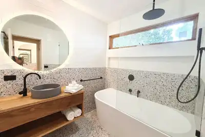 Image de Beach Shack near Grand Prix track. Dog friendly.