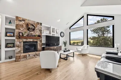 Image de Pure Luxury & Epic Mountain Views in this 4, 100sqft Million Dollar Home