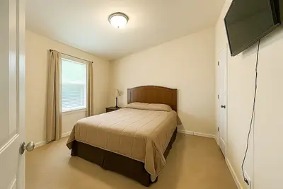 Image de Spacious furnished home convenient location-best long-term stay experience