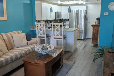 Image de Shore to Please - Luxury 2br Condo, Two-Story Beach Décor - Clothing Optional