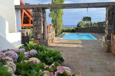 Image de Maison Açorienne en Pierre – Rénovée avec un Design Contemporain