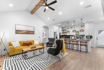 Image de Modern Getaway | Walk to Beaver Lake + Hot Tub