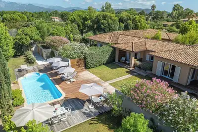 Image de Villa de charme avec piscine et jardin luxuriant – À deux pas de la mer