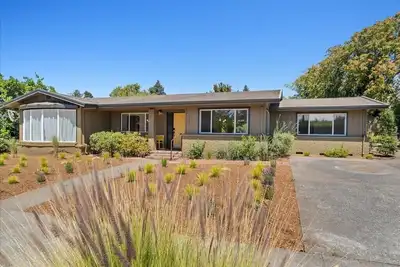 Image de Mid-Century Healdsburg Bungalow meets Modern Contemporary 2br/2ba, walk to town
