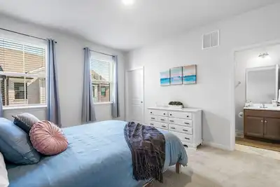 Image de Stylish 3-Bed Townhome in Vibrant Suburban Oasis