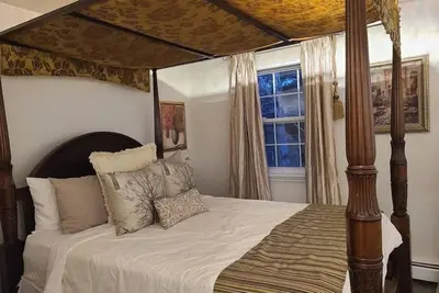 Image de Gracious Furnishings With Boutique Style Beds