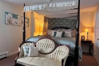 Image de Timeless Elegance Embellished Mahogany Canopy Beds