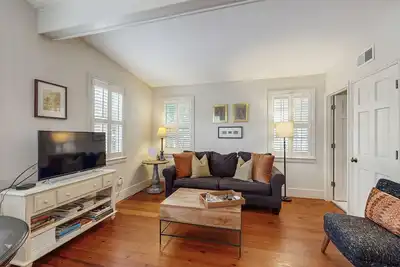 Image de Charming carriage house w/ original hardwoods, W/D & antique bed - 1 dog Ok