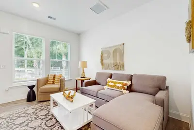 Image de Cozy 2br Pet Friendly Walkable Resort Cottage w/ Pool Access