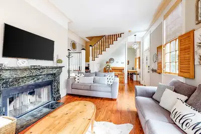 Image de Dog-friendly home with Ac, fireplace & W/D - one block to King Street dining