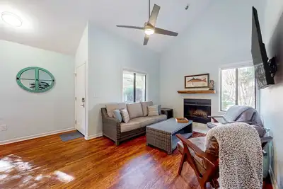 Image de Dog-friendly townhouse close to downtown & Folly Beach with patio