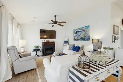 Image de Breezy, renovated home with fenced yard, front porch & lovely living spaces