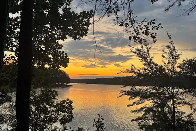 Image de Hartwell Haven - Cozy Lakefront Cabin with Sunset Views & Deep-Water Dock