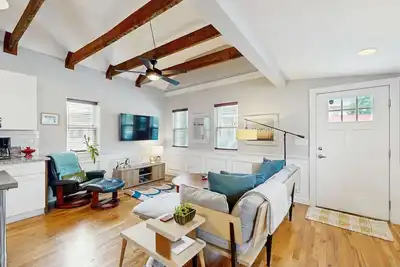 Image de Sleek Cottage - High-Speed WiFi, Central Ac, Private Deck - Walk to Restaurants