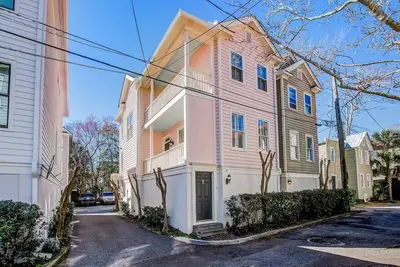 Image de 2-story downtown Charleston house with balcony, washer/dryer, central Ac, WiFi