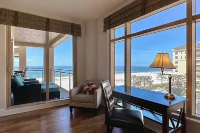 Image de Exclusive Sandpearl Residences condo with Gulf views heated pool spa grills
