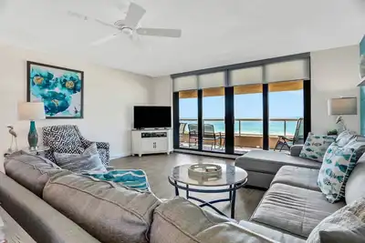 Image de Vibrant ocean view condo with hot tub tennis court pool Wd balcony and grill