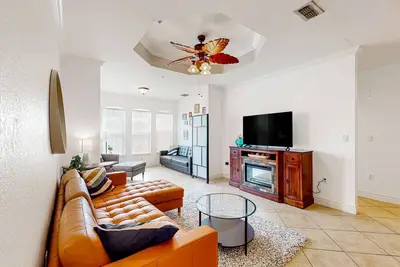 Image de Snowbird friendly condo with pool hot tub sauna fitness room and on site tennis