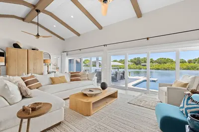 Image de Modern indulgence with media room, expansive waterway views, Ac, Wd and Wifi