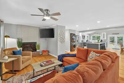 Image de Luxe Blue Haven 3br + Sleeps 8 + Huge Fenced Yard