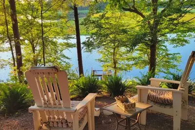 Image de Charming 1950s family cottage along Piscataway Creek just minutes from town