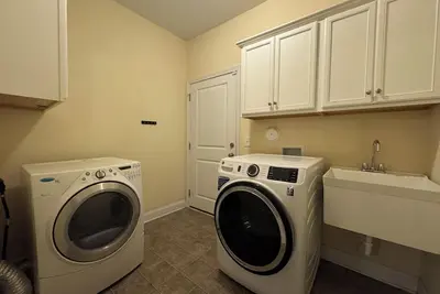 Image de Colorful 3-bedroom home; located only 15 min from Wrightsville Beach & shopping.