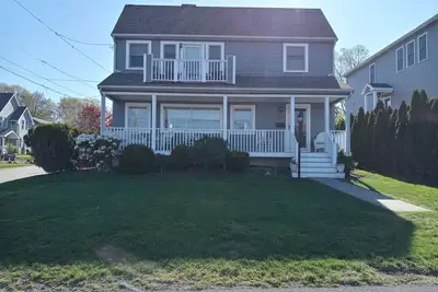 Image de Charming 2-bedroom house in delightful Bristol with  views of Narragansett Bay.