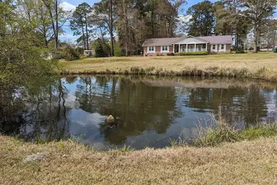 Image de Charming 3-bedroom, 2-bath house with lovely Koi pond located in Dublin, Ga