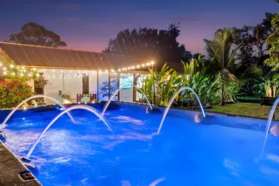 Image de Tropical Oasis is a garden paradise 14ft heated pool and spa close to the Beach