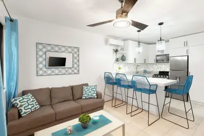 Image de Bright Modern 2b/2b King bed, Walk to Beach & Town