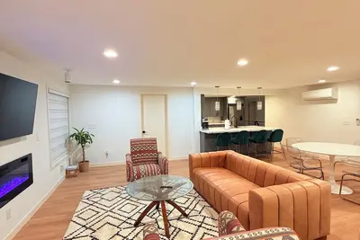 Image de Centrally Located Near Airport, Mall, Shops and Restaurants.