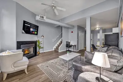 Image de Downtown Cleveland Loft • Fireplace • Gym • Sauna • Free Parking